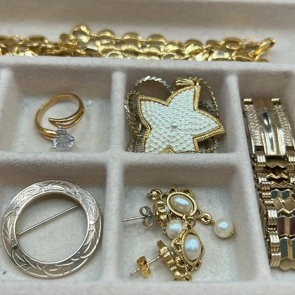 Vintage jewelry box with jewelry selection. Earring, necklaces, ring, etc. - Picture 3 of 16